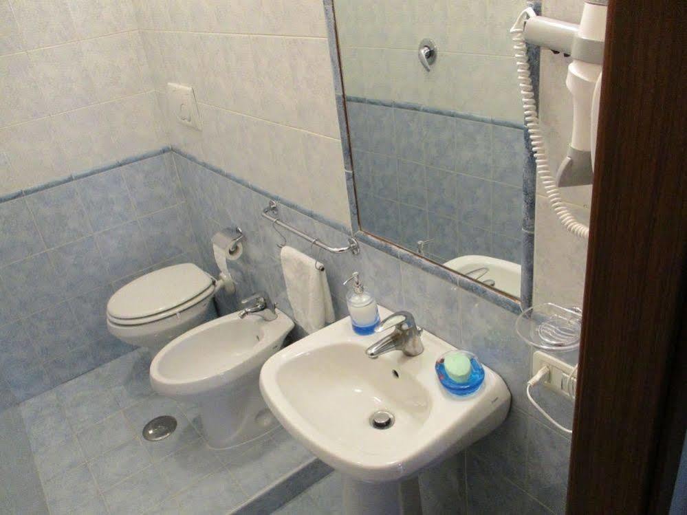 Maxim Rooms Roma Esterno foto
