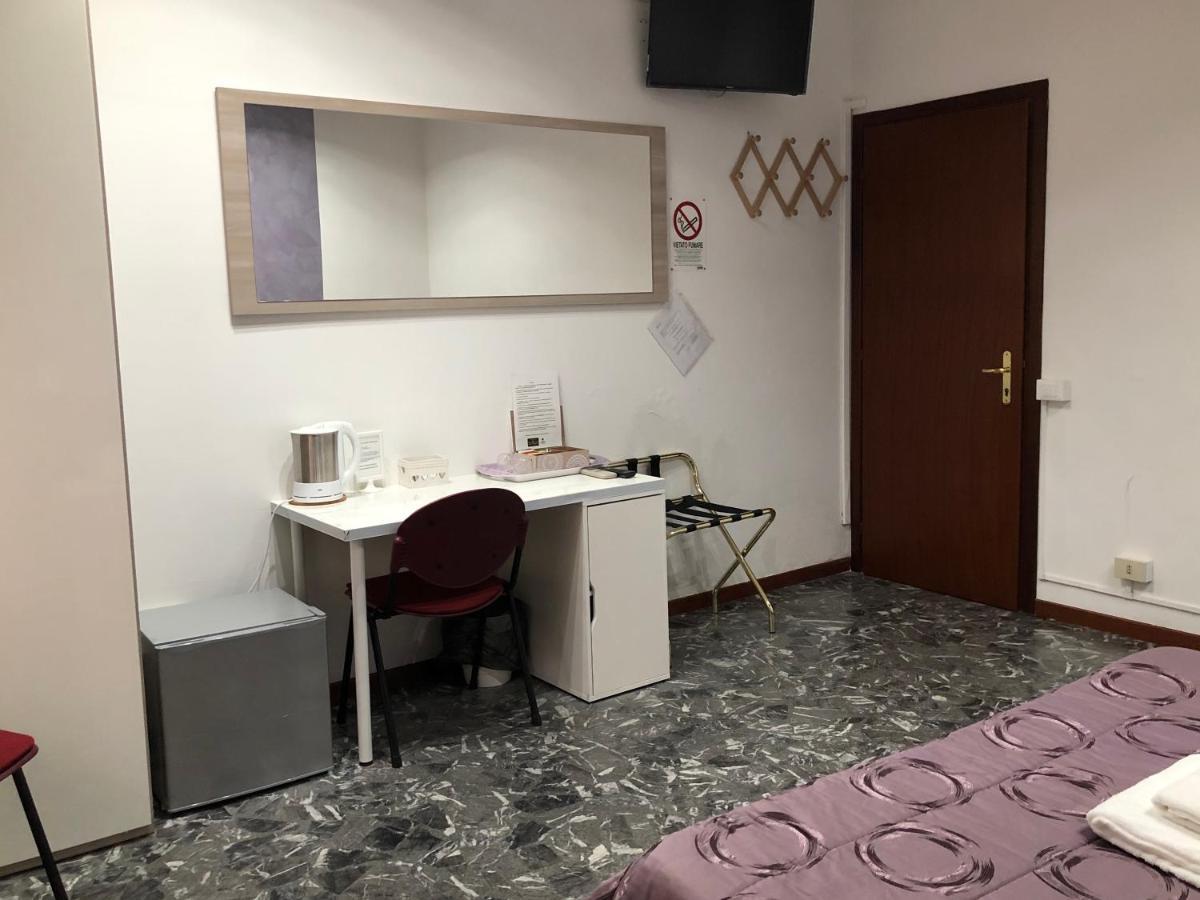 Maxim Rooms Roma Esterno foto